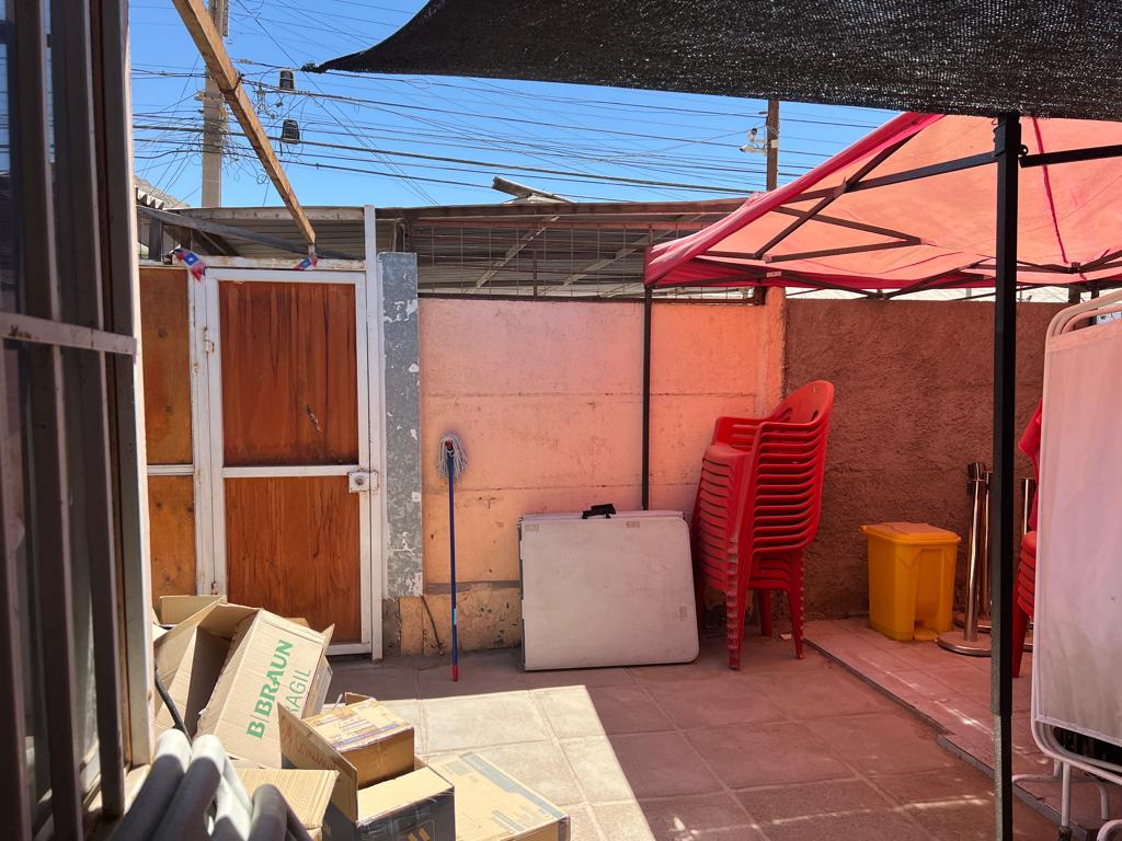 EXCELENTE INVERSION - CASA EN CALLE LOS CARRERA.-