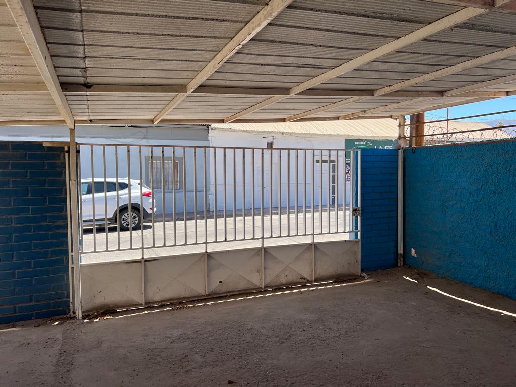 EXCELENTE INVERSION - CASA EN CALLE LOS CARRERA.-