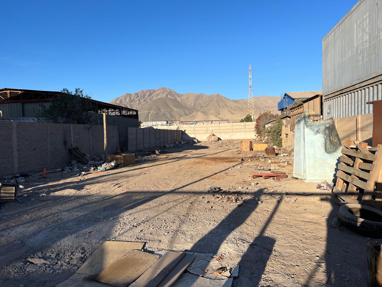 EXCELENTE TERRENO, GALPON/OFICINA Y CASA.-