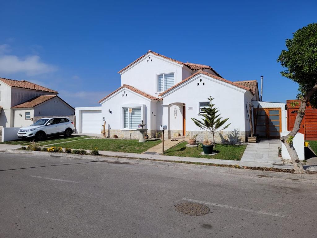 EXCLUSIVA CASA CONDOMINIO CLUB SERENA GOLF.-