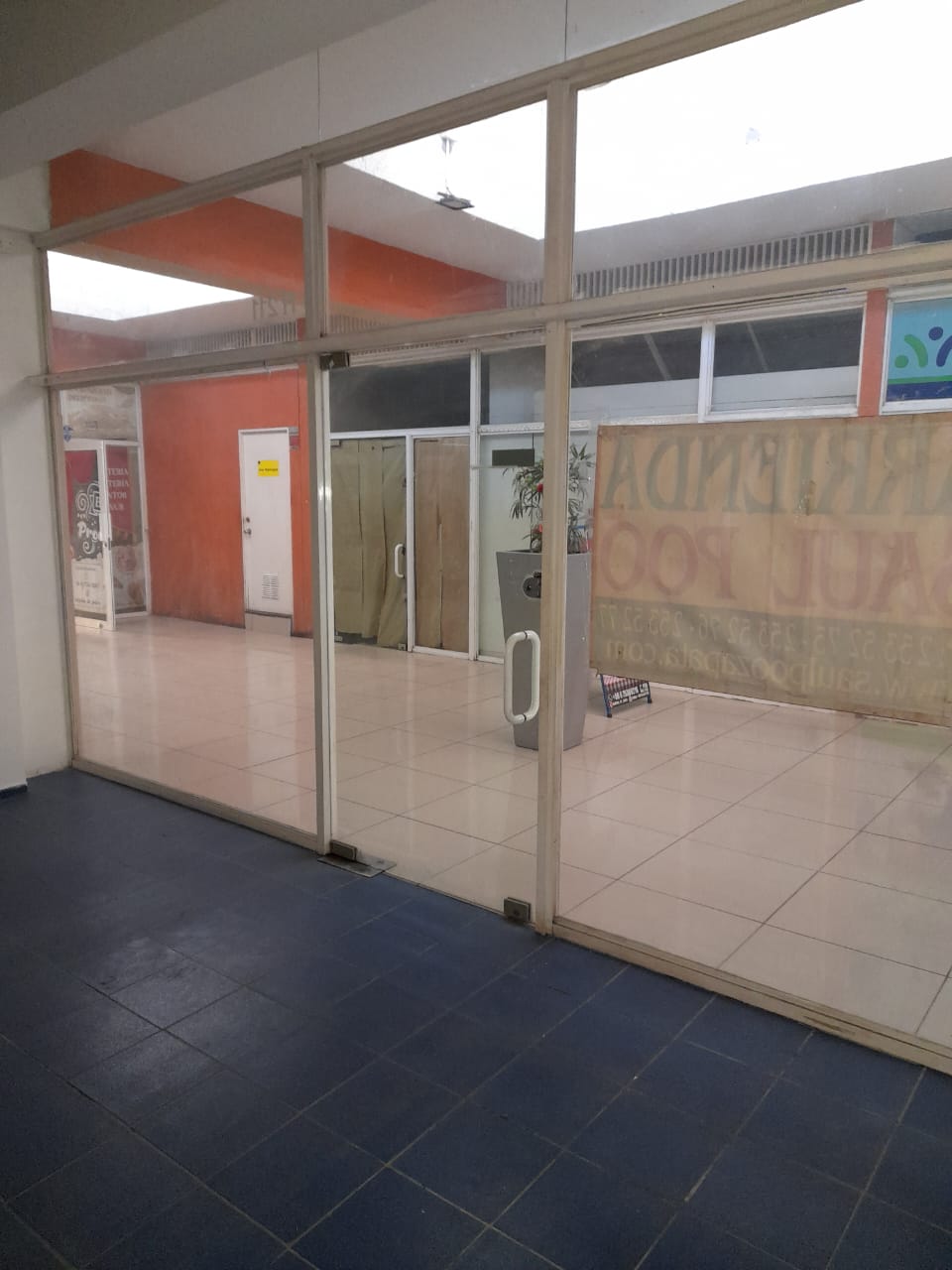 LOCAL COMERCIAL - PLAZA REAL.-