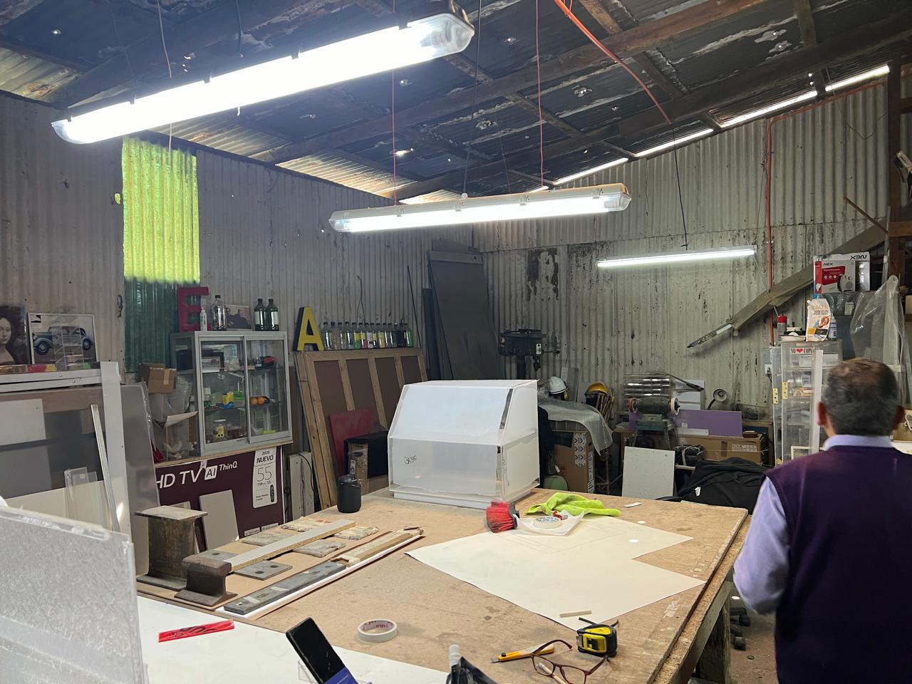 GRAN LOCAL COMERCIAL PLENO CENTRO - CALLE LOS CARRERA.-