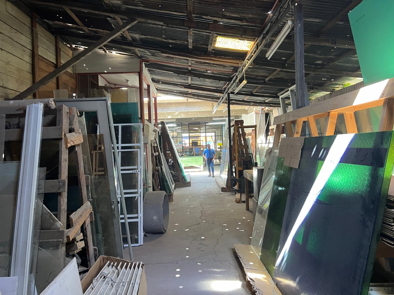 GRAN LOCAL COMERCIAL PLENO CENTRO - CALLE LOS CARRERA.-