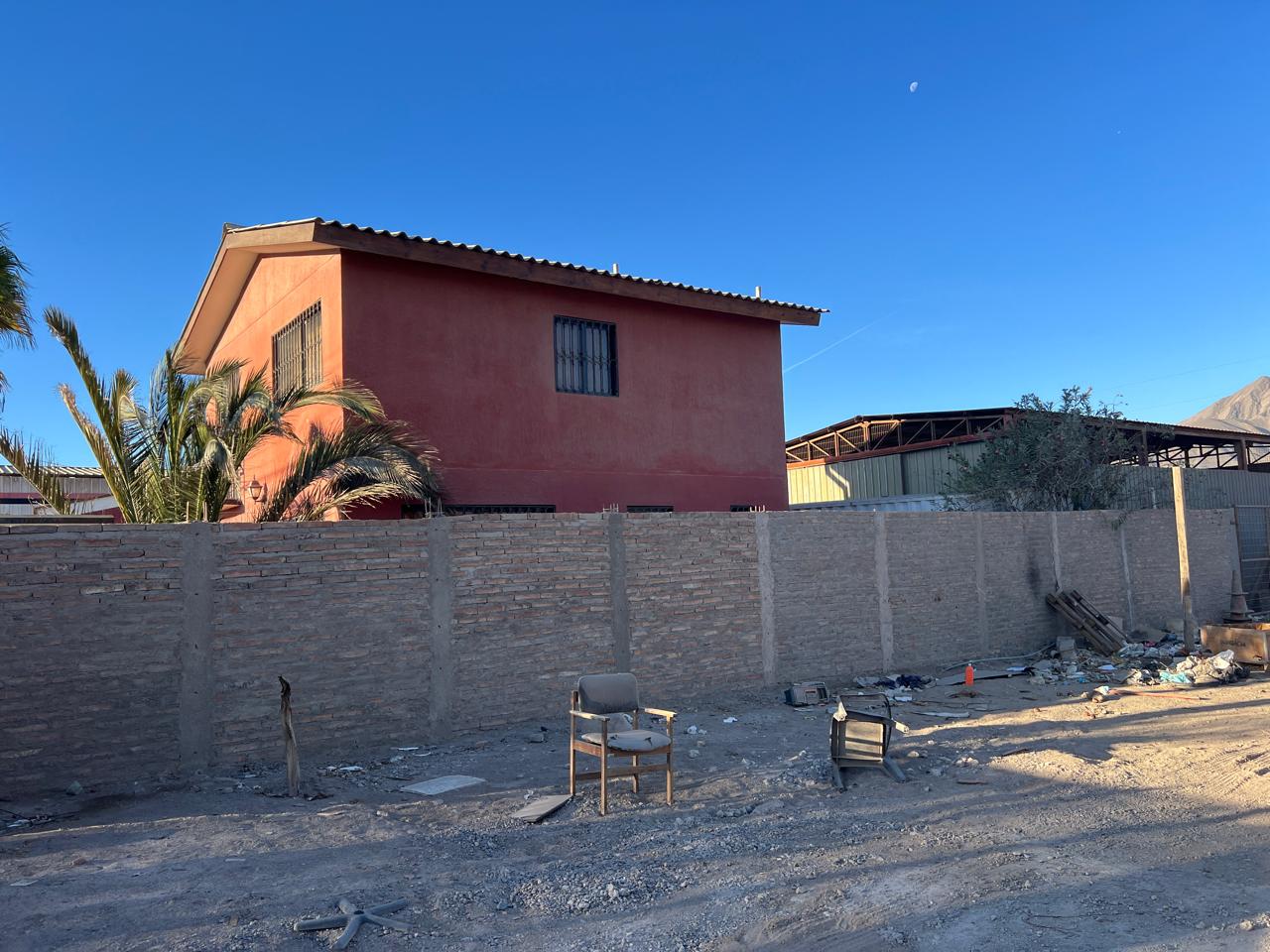 EXCELENTE TERRENO, GALPON/OFICINA Y CASA.-