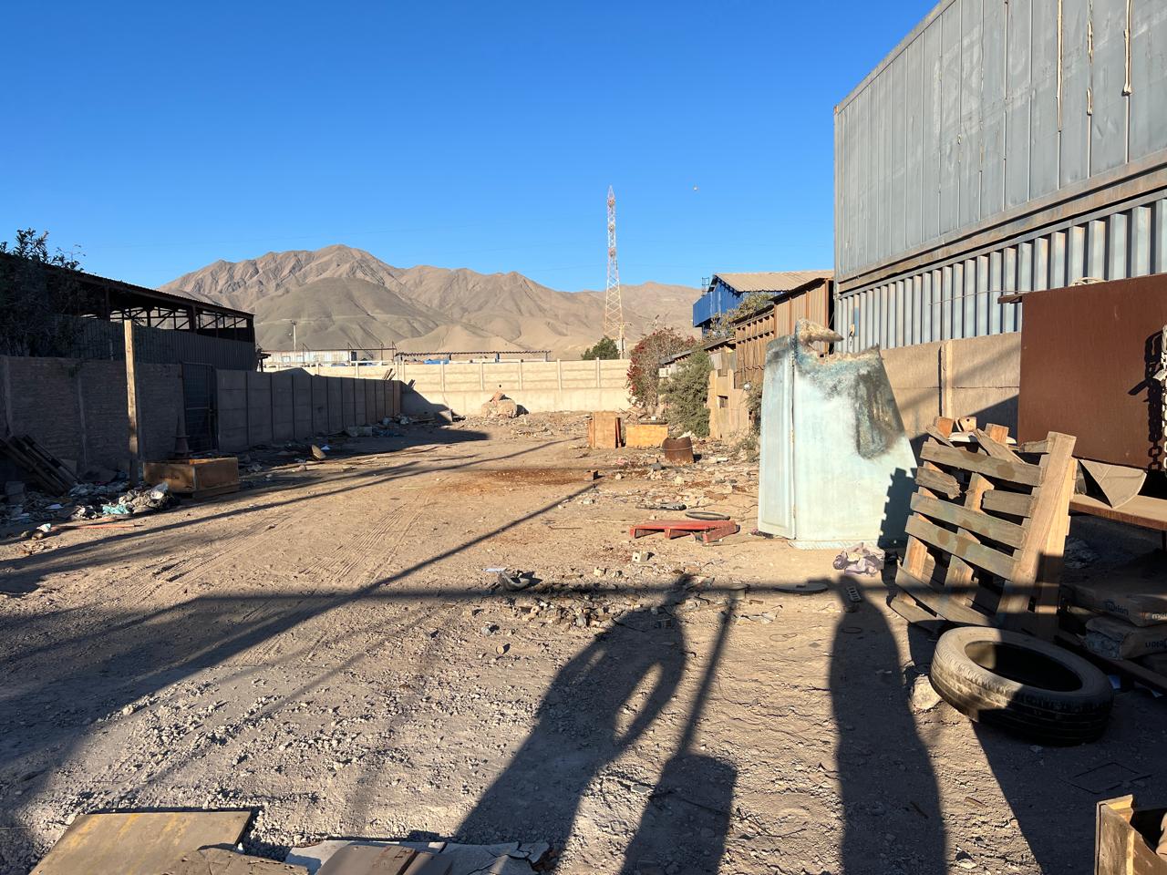 EXCELENTE TERRENO, GALPON/OFICINA Y CASA.-