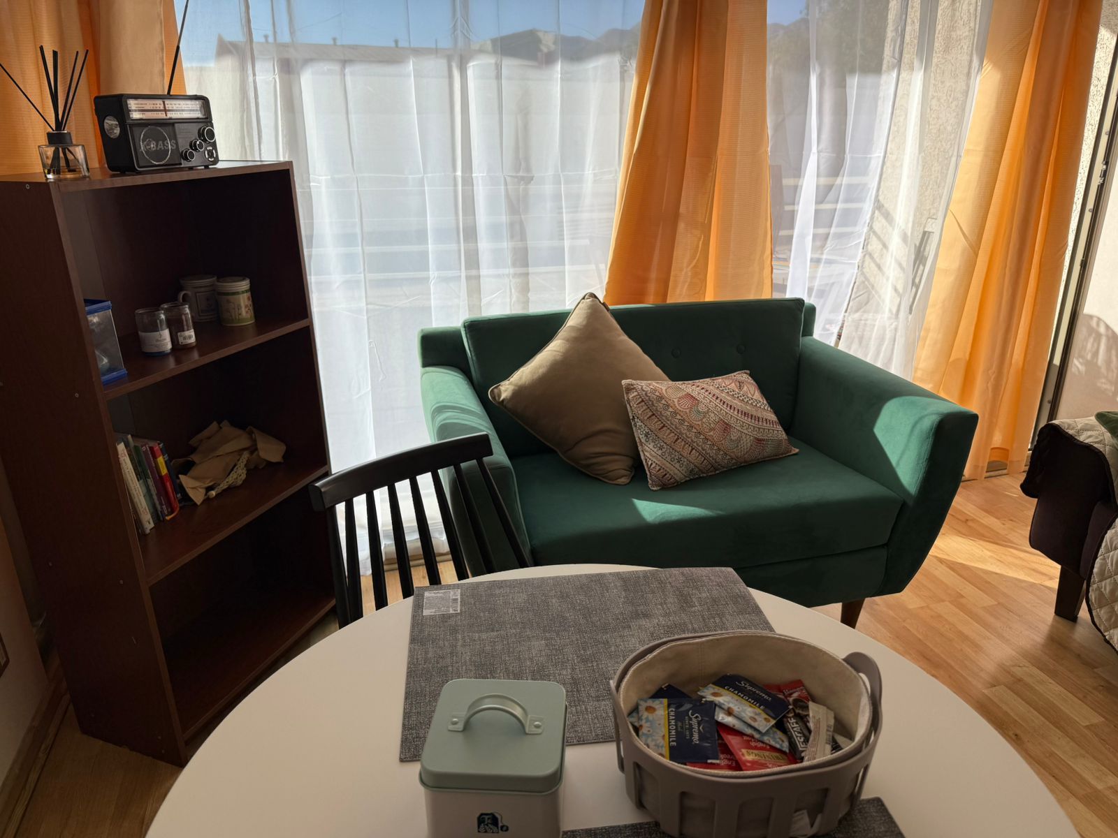 CONDOMINIO INNOVA - AMOBLADO PRIMER PISO.- 