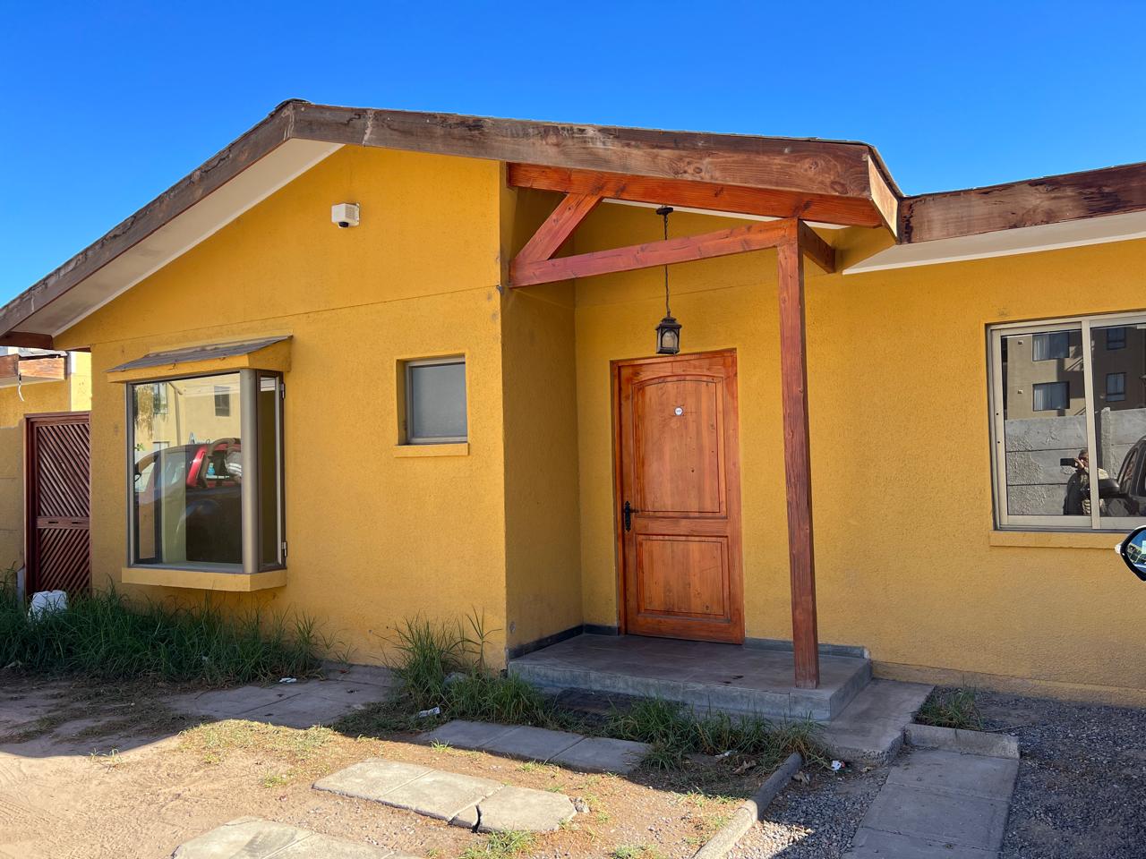 CONDOMINIO LAS ACACIAS - AMPLIA CASA.-