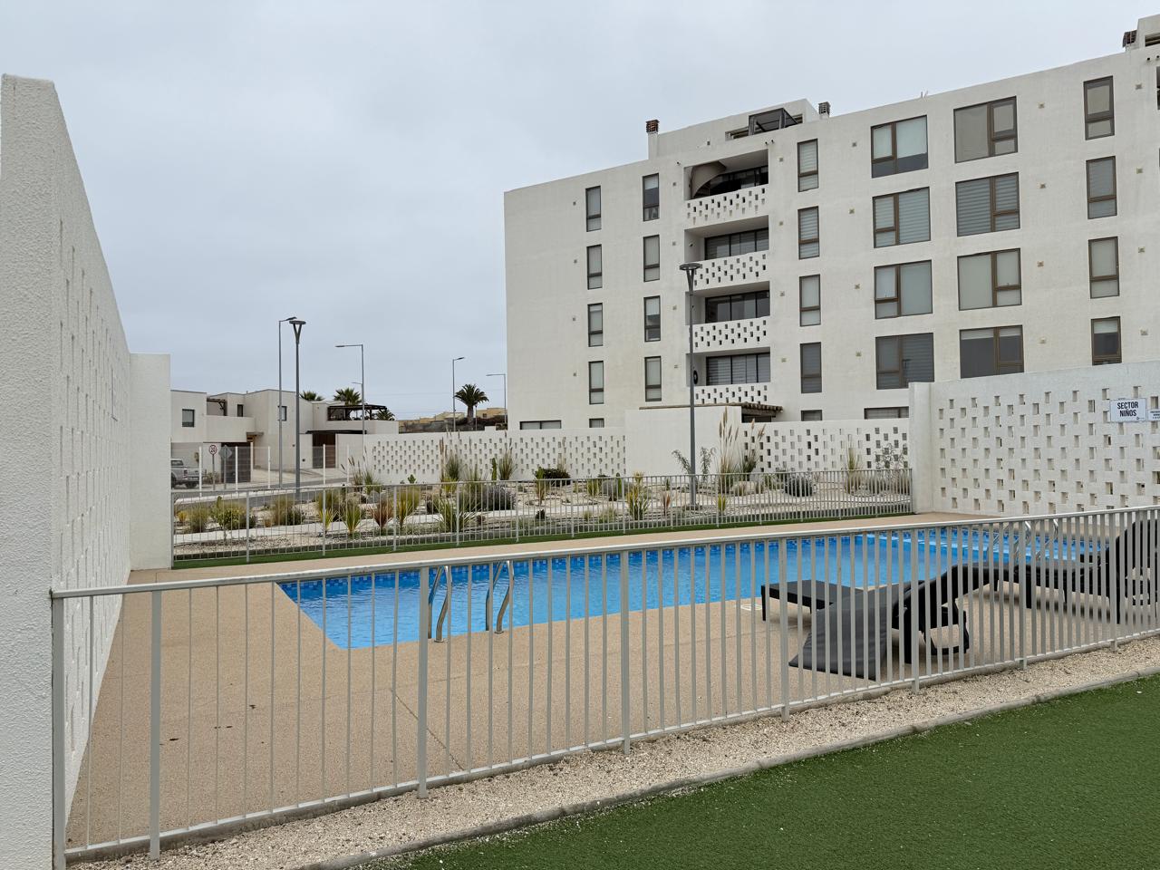 EXCELENTE DEPTO. FULL AMOBLADO COND. P. BLANCA - BAHÍA INGLESA.-