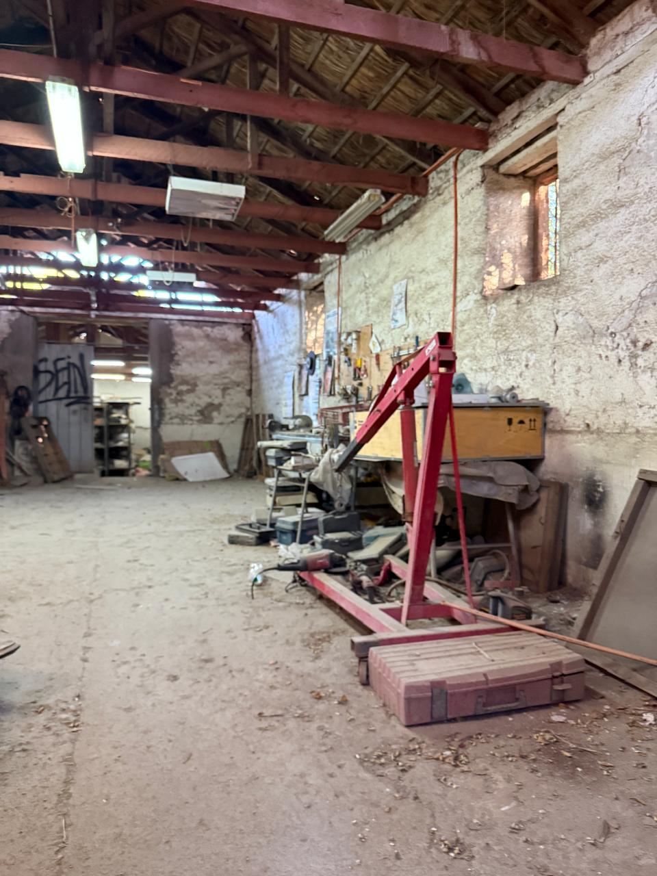 CASA OFICINA CALLE YERBAS BUENAS.-