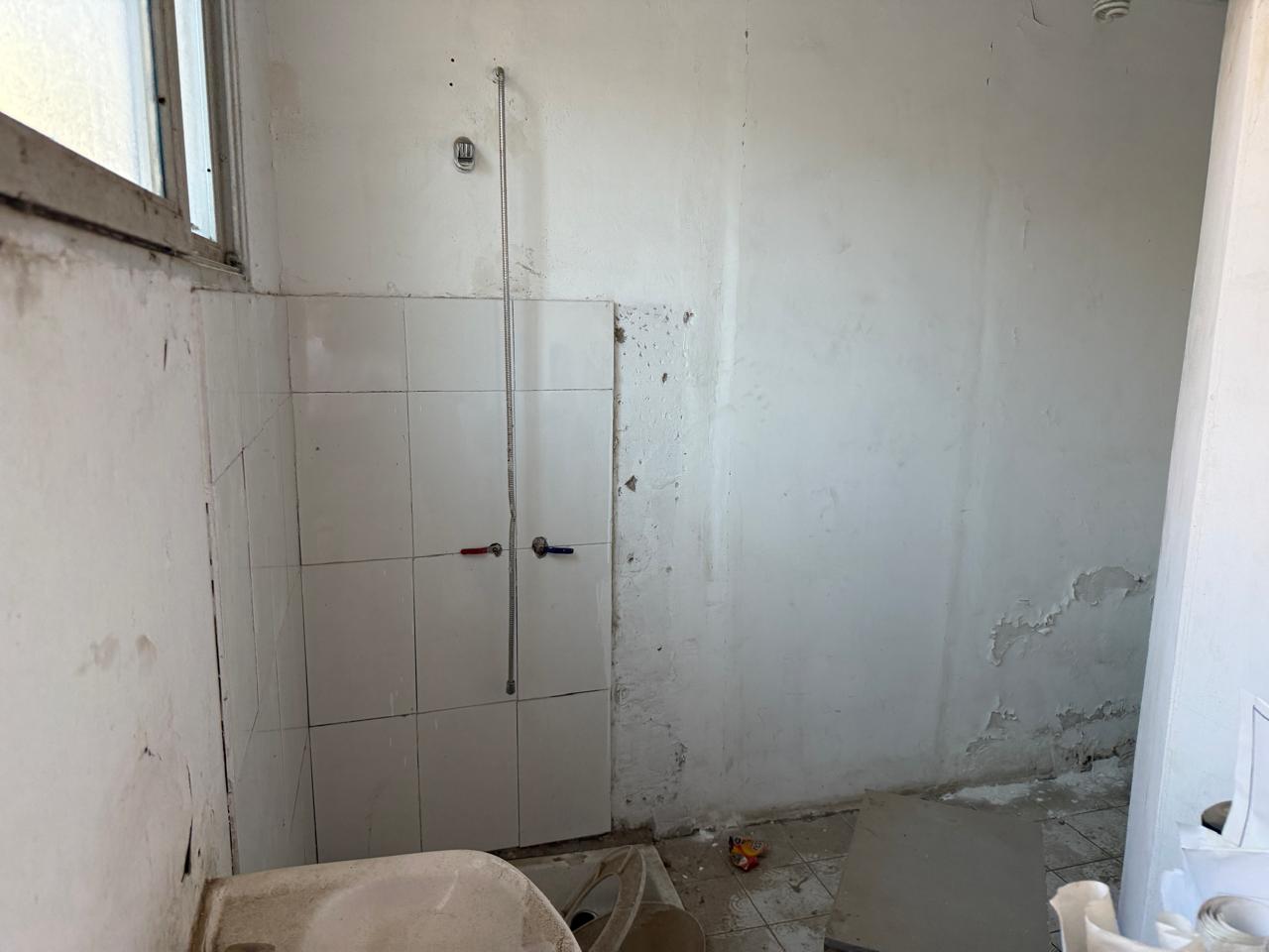 CASA OFICINA CALLE YERBAS BUENAS.-