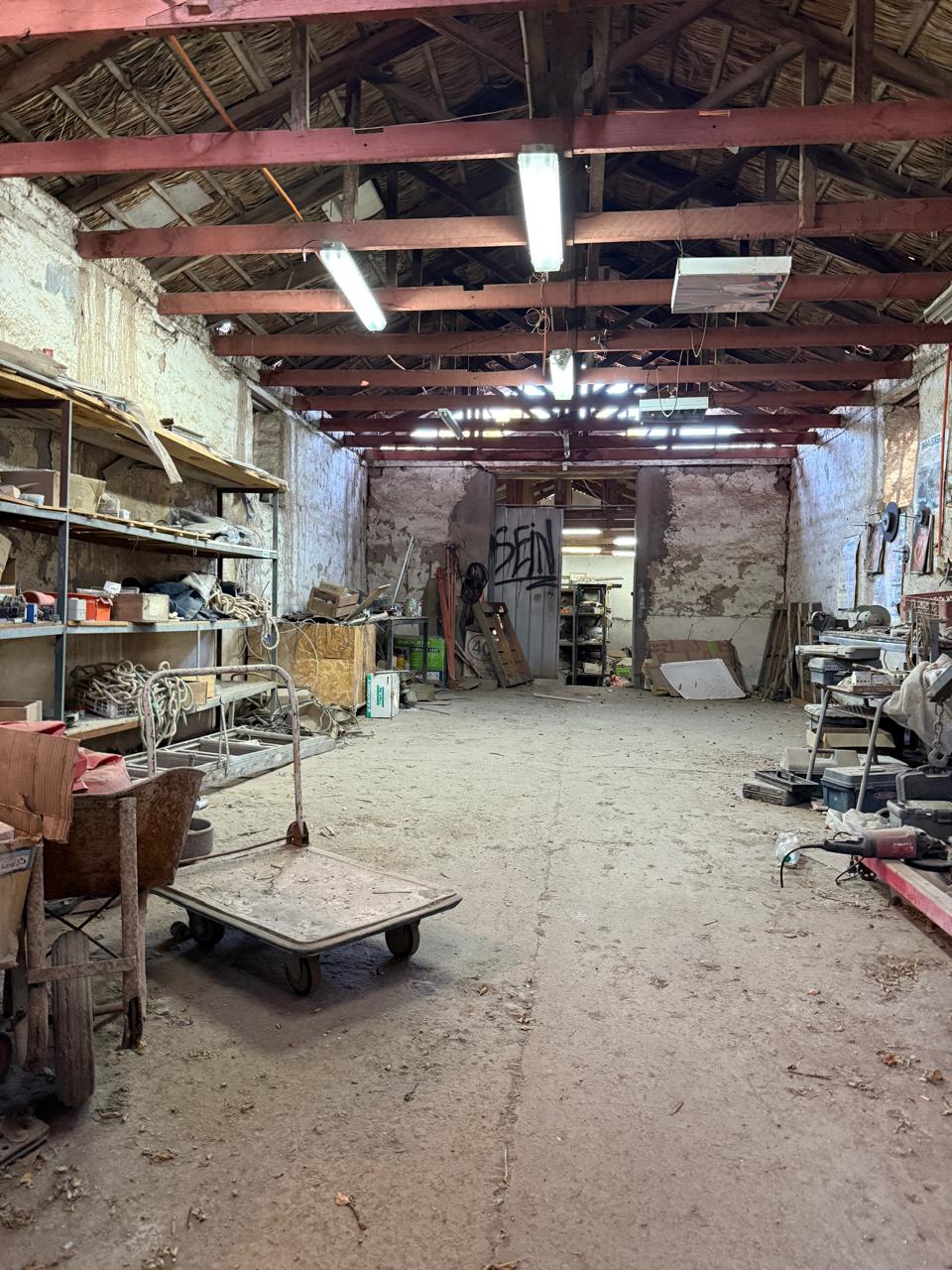 CASA OFICINA CALLE YERBAS BUENAS.-