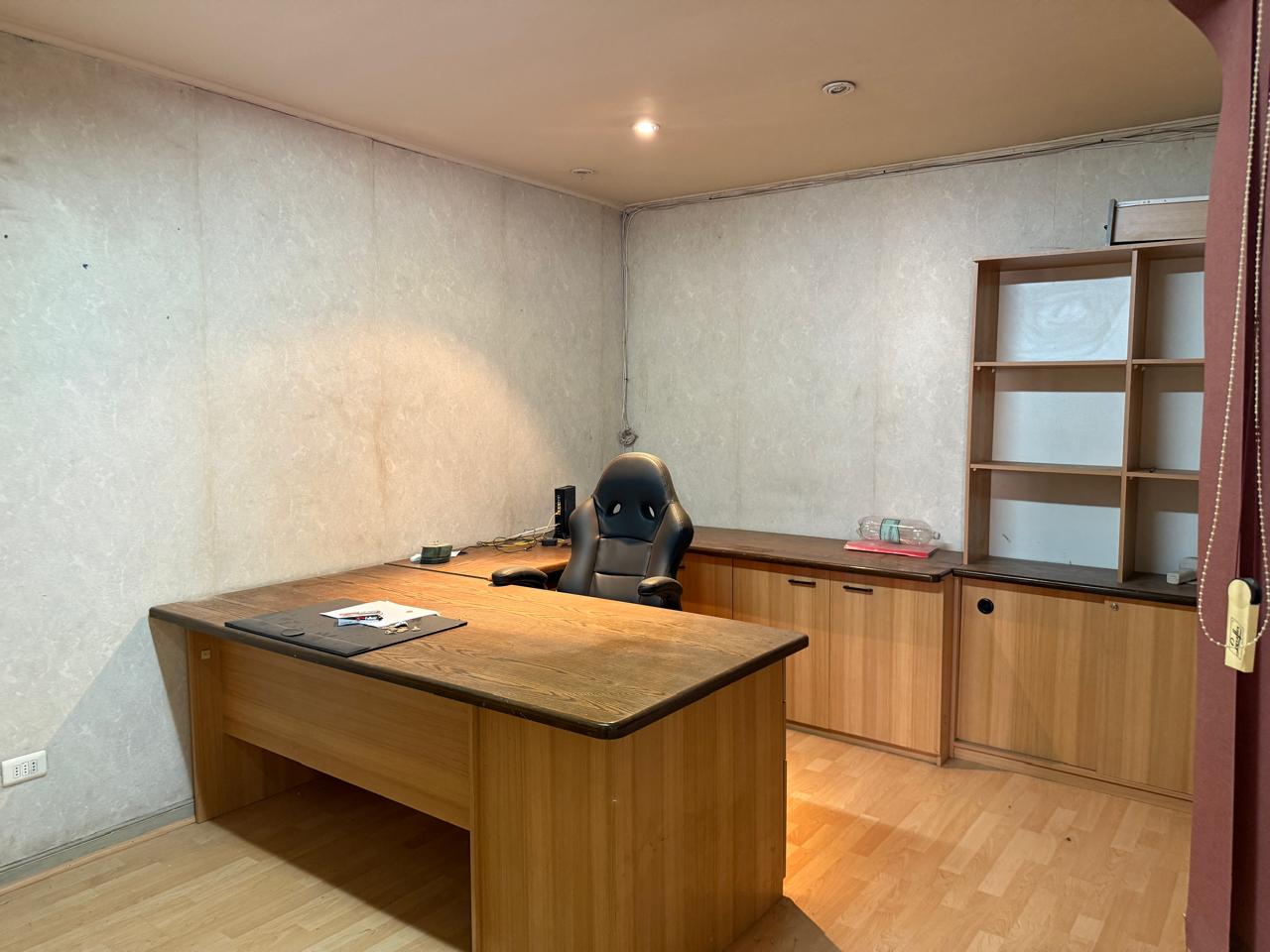 CASA OFICINA CALLE YERBAS BUENAS.-