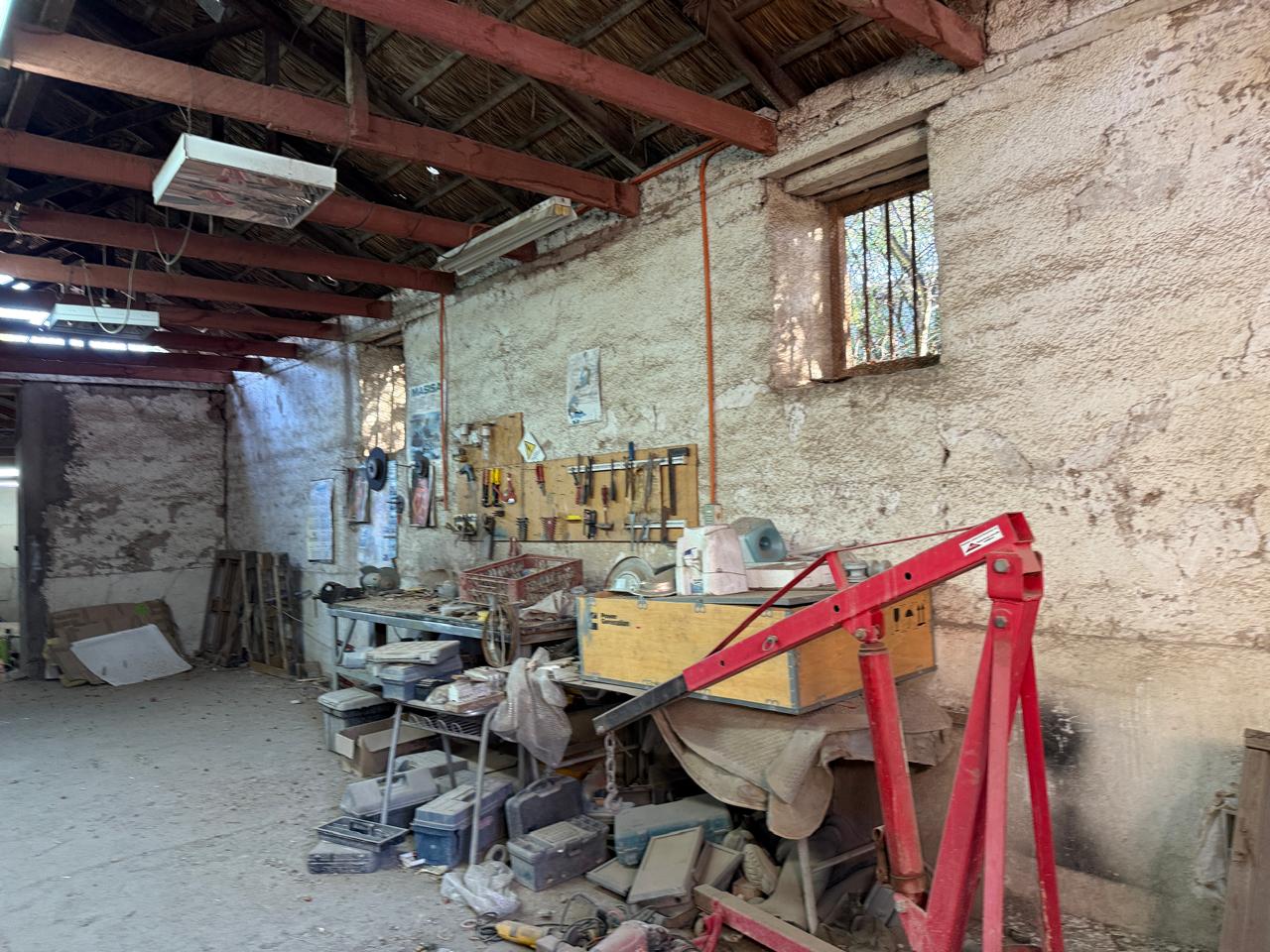 CASA OFICINA CALLE YERBAS BUENAS.-