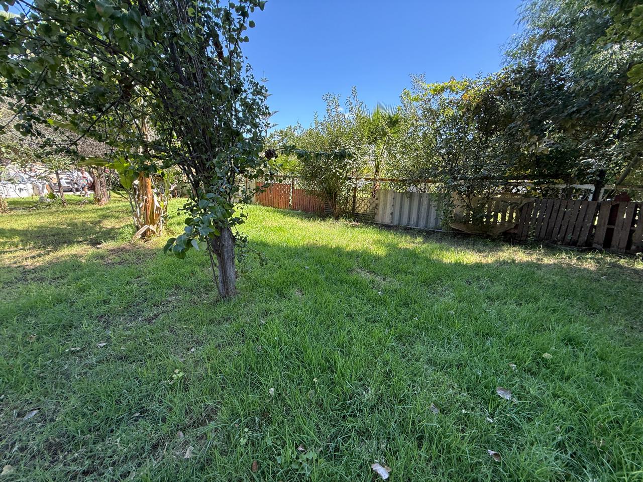 GRAN CASA - CALLE LEONIDAS PEREZ.-