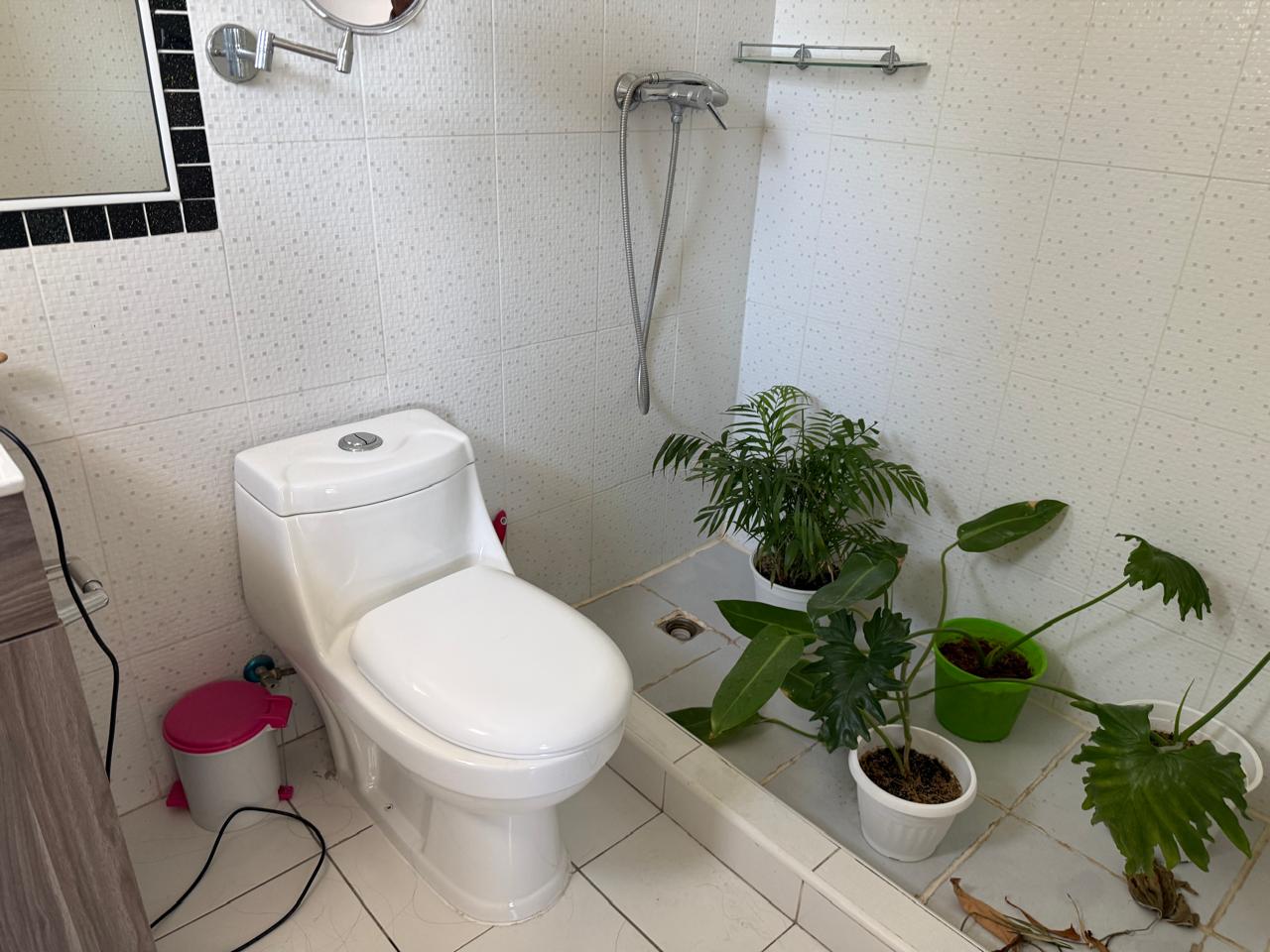 GRAN CASA - CALLE LEONIDAS PEREZ.-