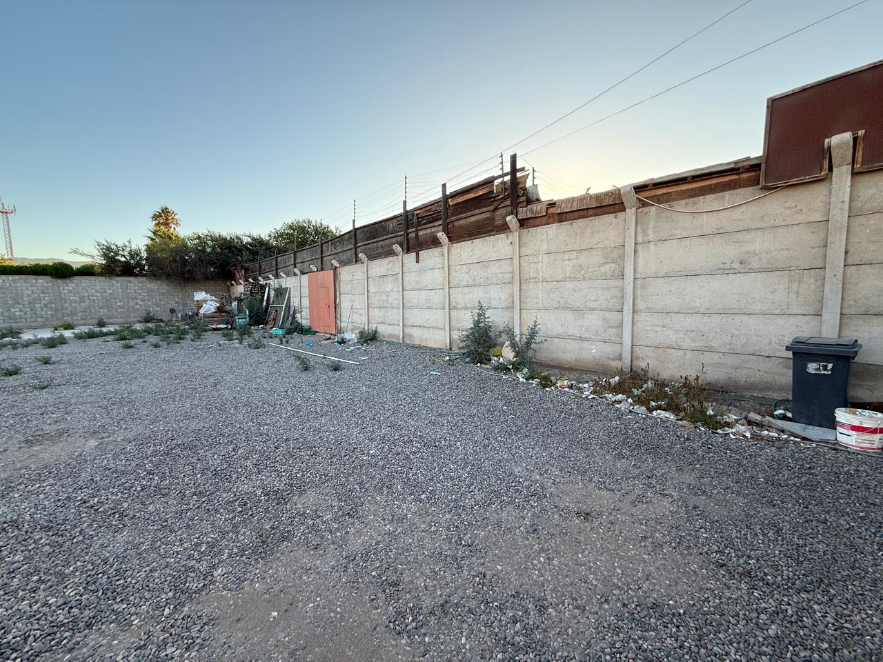 EXCELENTE AMPLIO TERRENO AV. LOS CARRERA.-
