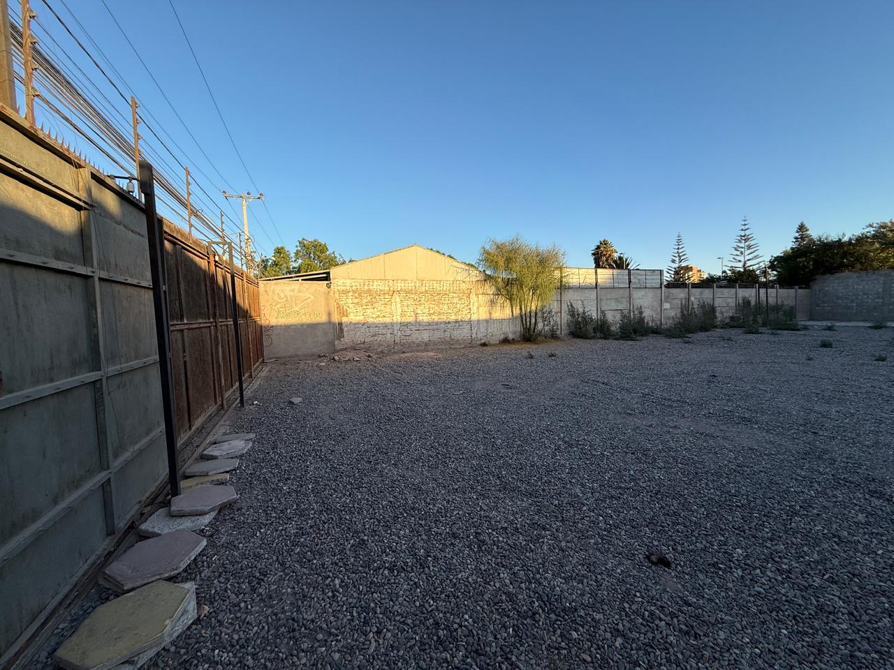EXCELENTE AMPLIO TERRENO AV. LOS CARRERA.-