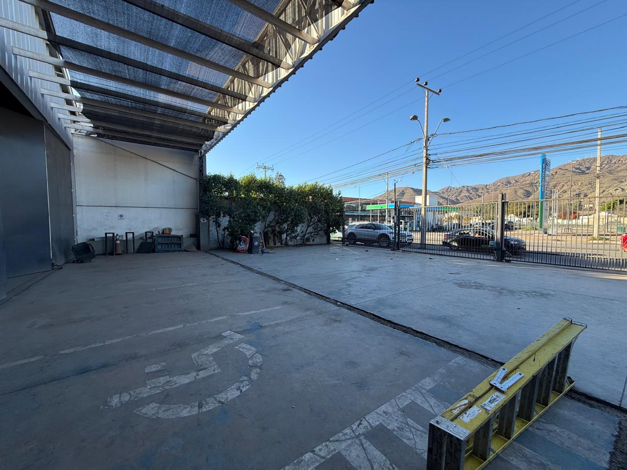 GALPON, OFICINAS Y SALA FRIGORIFICA (AV. LOS CARRERA)
