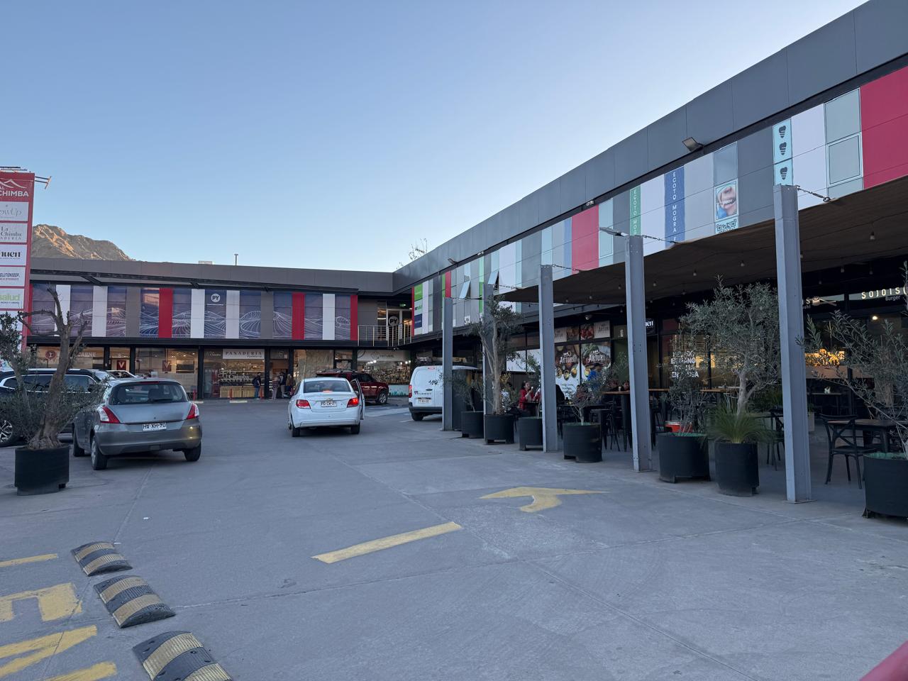 3 LOCALES COMERCIAL EN STRIP CENTER PORTAL LA CHIMBA_PRIMER PISO