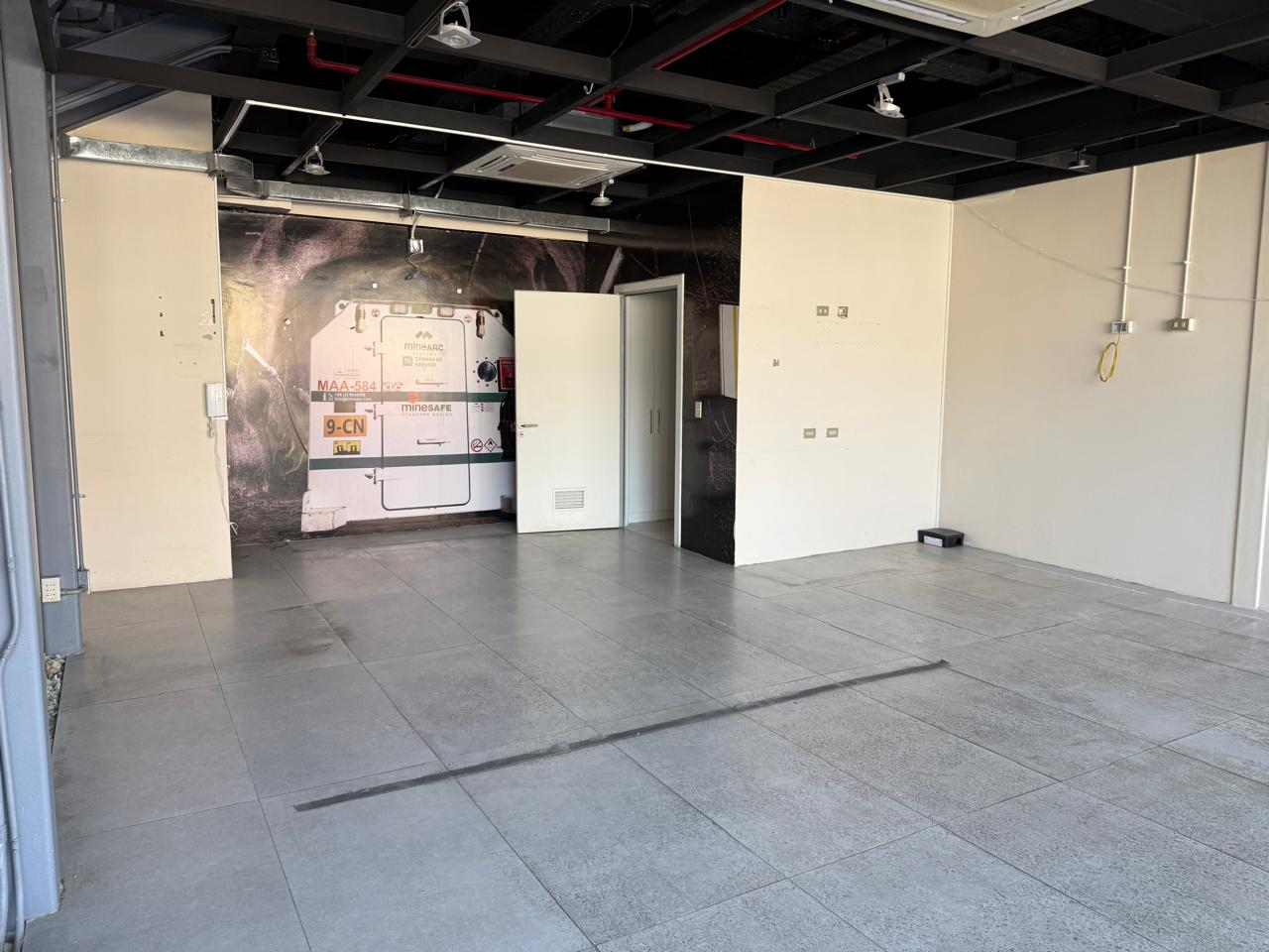 GRAN LOCAL COMERCIAL PLENO CENTRO - PRIMER PISO HOTEL IBIS.-