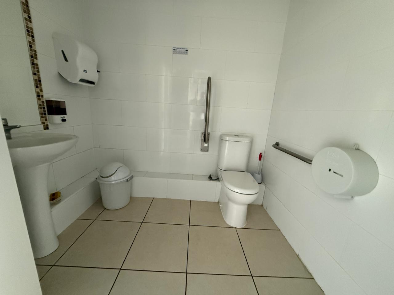 GRAN LOCAL COMERCIAL PLENO CENTRO - PRIMER PISO HOTEL IBIS.-