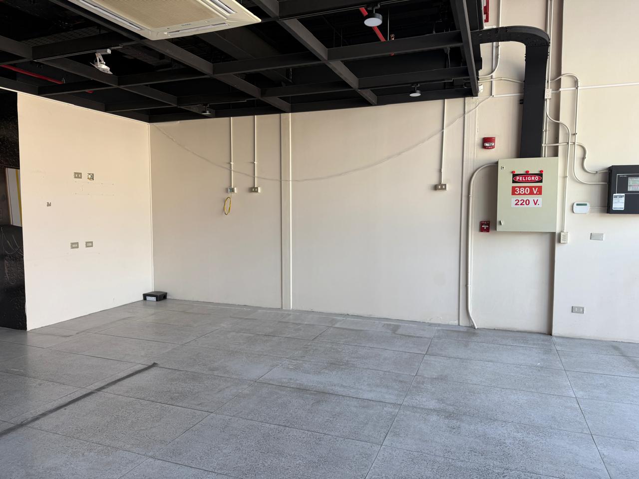GRAN LOCAL COMERCIAL PLENO CENTRO - PRIMER PISO HOTEL IBIS.-