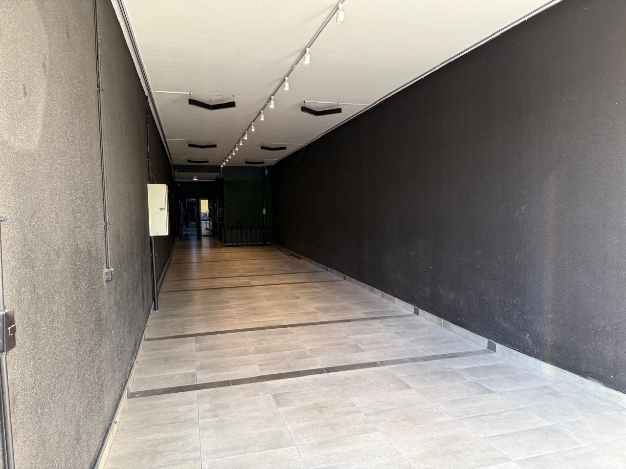 GRAN LOCAL COMERCIAL HOTEL IBIS (GIMNASIO).-