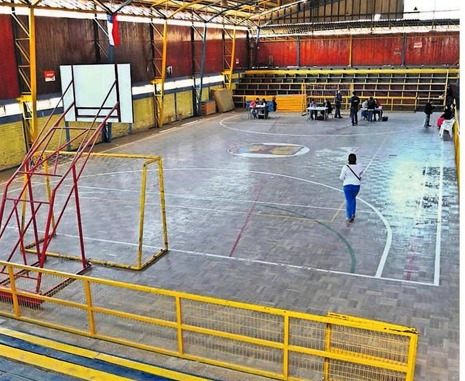 VENTA OPORTUNIDAD - GIMNASIO TIERRA AMARILLA.- 